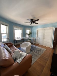 Medford 4 bed 1 bath with laundry in unit in Medford!  Tufts - $3,600